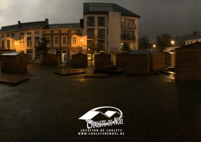 chalets installés le long d'une place en Belgique