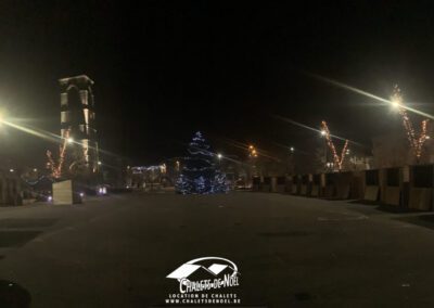 Chalets installés au centre d'une place