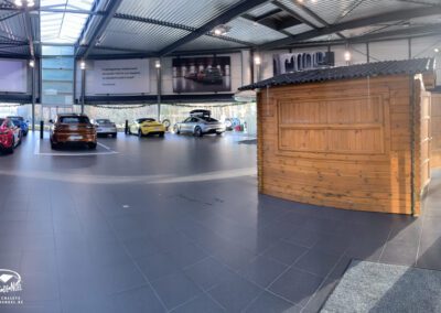 chalet installé dans un show room Porsche