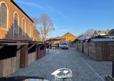 Chalets installés à coté d'une église dans un village