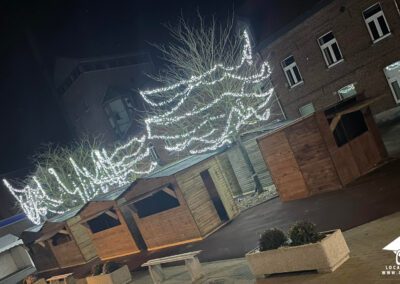 chalets installés sur la place d'un village