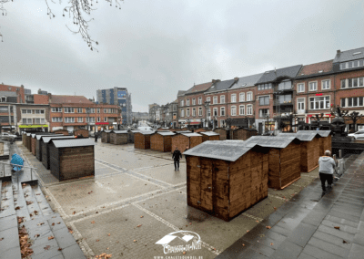 chalets installés sur une place d'une grande ville