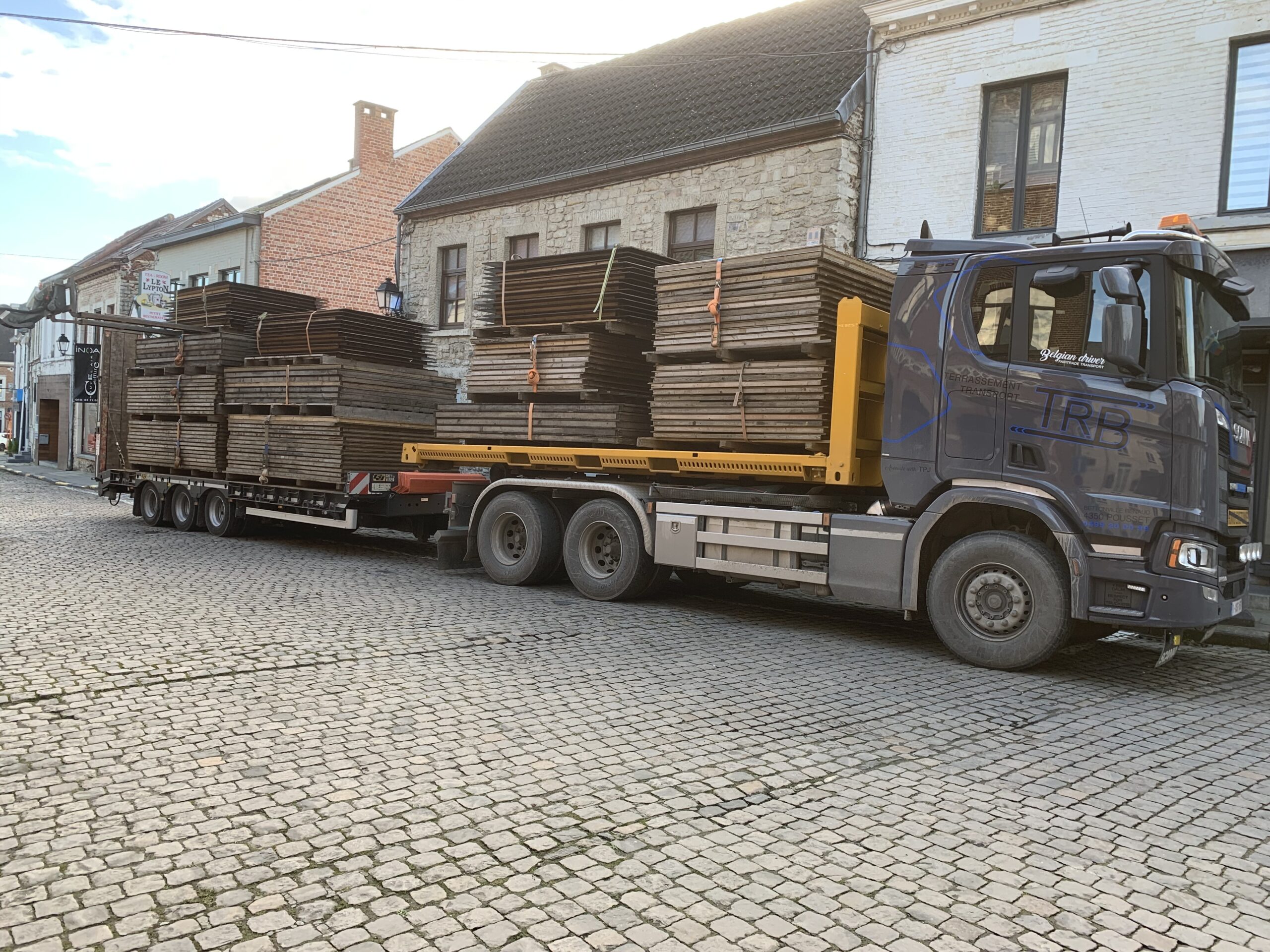 Camion rempli de chalets de noël